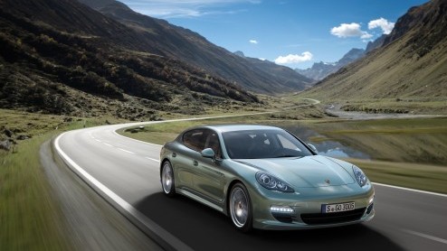 Geen verrassing maar wel goed nieuws voor snelle kilometervreters; Porsche gaat de Panamera leveren met een dieselmotor. De Panamera Diesel krijgt de drieliter V6 uit de Cayenne en staat vanaf augustu