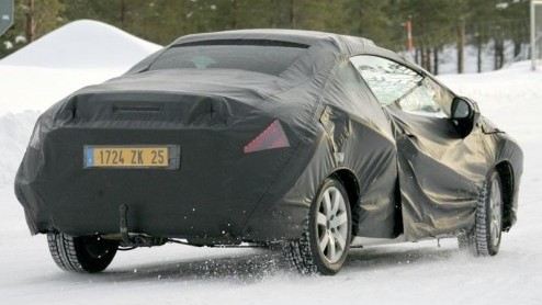 Na de introductie van de Peugeot 308 kan natuurlijk de coup cabrioletvariant niet achterblijven. De ontwikkeling is druk gaande en in de lente van volgend jaar kunnen we zijn intrede tegemoet zien. O