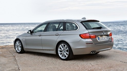 Een nieuwe BMW 5 Serie rijden kan voortaan vanaf 45.950 euro. Reden voor deze lagere instapprijs is de komst van de nieuwe zuinige TwinPower Turbo viercilindermotor. De 520d EDE geeft de aftrap voor h