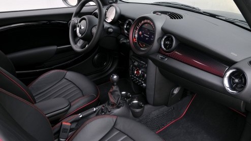 Het is geen nieuws; Minis heb je in allerlei soorten en maten. Petrolheads kunnen jarenlang hun lol op met de Cooper S. Voor veelrijders had Mini alleen een bescheiden dieseltje in de schappen liggen