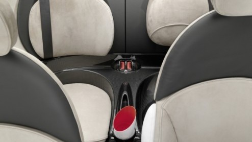 Mini onthult in Genve de Rocketman Concept. Dit studiemodel is vervaardigd uit een lichtgewicht carbon spaceframe, heeft de lengte van de Classic Mini en een variabel 3+1 interieur. Het nieuwe kleint