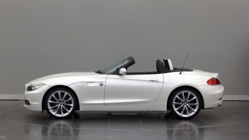 Ook de BMW Z4 gaat (meer) aan de viercilinders. De nieuwe Z4 met 2.0 liter TwinPower Turbo motor heeft inmiddels een prijskaartje. De sDrive20i is er vanaf 44.900 euro en voor een sDrive28i is 51.900 