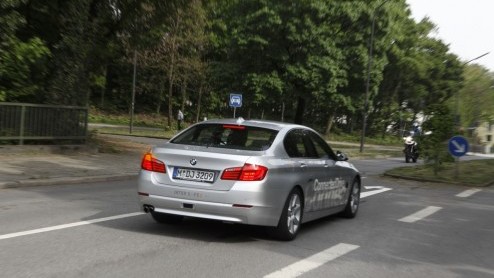 BMW maakt linksaf slaan een stukje veiliger. Het speciaal in de 5 Serie ontwikkelde assistentiesysteem kijkt mee of de kust veilig is en grijpt zo nodig in met een rem-ingreep.