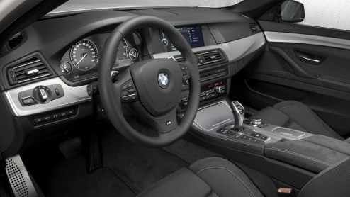 De door BMW aangekondigde M Performance modellen zien vandaag het licht. De Duitsers trappen af met de M550d xDrive en de X5 & X6 M50d. Het trio is voorzien van een 3.0 liter diesel met drie(!) turbo