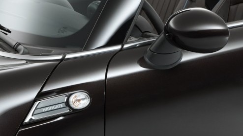 Bij Mini kijken ze niet op van een speciale uitvoering meer of minder, en dus is er nu de Mini Cabrio Highgate. Met een glossy in- en exterieur. De coole cabrio is verkrijgbaar met keuze uit verschill
