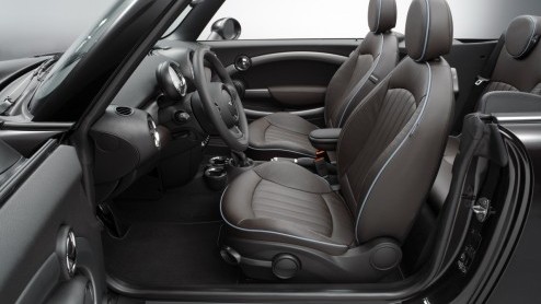 Bij Mini kijken ze niet op van een speciale uitvoering meer of minder, en dus is er nu de Mini Cabrio Highgate. Met een glossy in- en exterieur. De coole cabrio is verkrijgbaar met keuze uit verschill