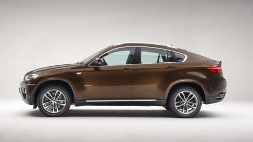 Goed kijken; BMW heeft de X6 vernieuwd! Met een kleine update - waaronder nieuwe bumpers en (LED)koplampen - en de nieuwe M Performance diesel moet de sportieve SUV er weer even tegen kunnen.