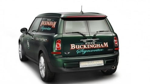 Het is eigenlijk geen verrassing maar wel groot MINI-nieuws. Mini neemt de Clubvan in productie! Wat dat is? Een bedrijfswagenversie van de Clubman, zo ongeveer. Na de zomer staat hij in de showrooms.
