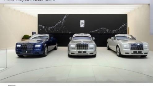 Niet bij uitstek het merk dat veel nieuwe auto's presenteert, Rolls-Royce. Oeroude luxe. De Phantom serie die in 2003 werd gentroduceerd wordt nu echter vervangen met de weinig verhullende naam Phant