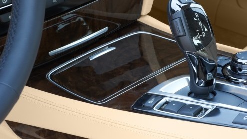 In de omvangrijke vernieuwingsdrift bij BMW mag de 7 Serie niet achterblijven. Met subtiele uiterlijke wijzigingen, zuinigere motoren en de allerlaatste luxesnufjes komt de groter Beier weer in optima