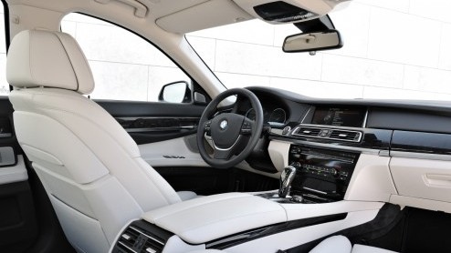 In de omvangrijke vernieuwingsdrift bij BMW mag de 7 Serie niet achterblijven. Met subtiele uiterlijke wijzigingen, zuinigere motoren en de allerlaatste luxesnufjes komt de groter Beier weer in optima