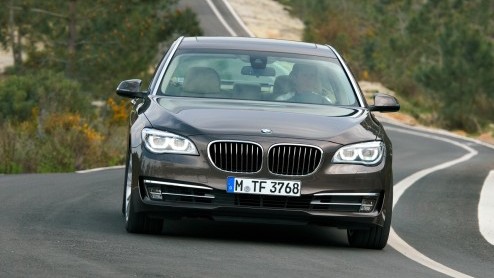In de omvangrijke vernieuwingsdrift bij BMW mag de 7 Serie niet achterblijven. Met subtiele uiterlijke wijzigingen, zuinigere motoren en de allerlaatste luxesnufjes komt de groter Beier weer in optima