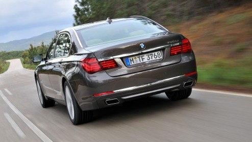 In de omvangrijke vernieuwingsdrift bij BMW mag de 7 Serie niet achterblijven. Met subtiele uiterlijke wijzigingen, zuinigere motoren en de allerlaatste luxesnufjes komt de groter Beier weer in optima