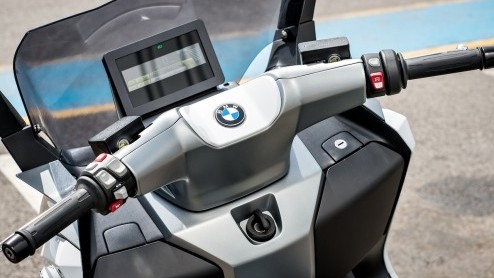Steeds meer automerken zien heil in het ontwikkelen van een elektrische scooter. In navolging van onder meer smart heeft BMW er nu een; de BMW C evolution. De elektroscooter debuteert als studiemodel