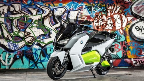 Steeds meer automerken zien heil in het ontwikkelen van een elektrische scooter. In navolging van onder meer smart heeft BMW er nu een; de BMW C evolution. De elektroscooter debuteert als studiemodel