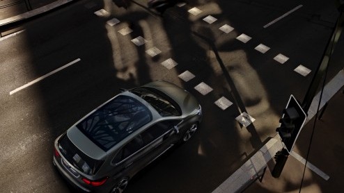 BMW introduceert in Parijs de BMW Concept Active Tourer. Deze plug-in hybride met voorwielaandrijving(!) meet 4.35 meter en wordt aangedreven door een elektromotor en een 1.5 liter turbomotor. CO2-uit