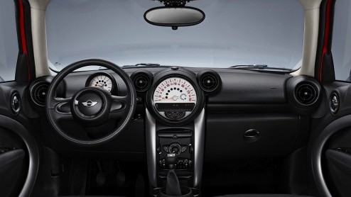 Mini geeft de Countryman een kleine update voor het nieuwe modeljaar. Daarbij is de meeste aandacht uitgegaan naar het interieur. Een aantal benzinemotoren voldoet nu aan de Euro6-emissienorm.