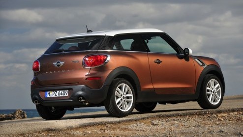 De MINI Paceman is onderweg naar de dealer. Vanaf 16 maart staat hij in de showroom voor prijzen die net onder de 30 mille beginnen. De diesel is ietsje duurder en voor de Cooper S wordt 35.695 euro g
