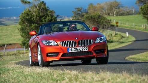 Hij zat er al aan te komen en is nu een feit: de vernieuwde BMW Z4. Met nieuwe koplampen, lichtmetalen wielen, verfijningen aan het interieur en een nieuwe instapmotor kan de Roadster-Coupe met inklap