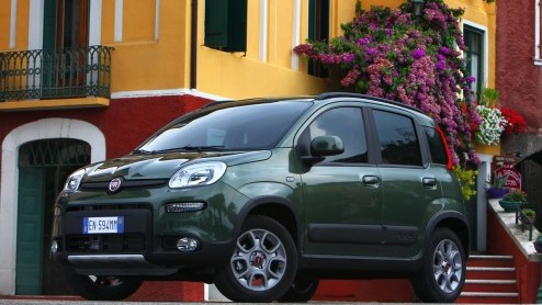 Sinds jaar en dag is de Fiat Panda in allerlei smaken verkrijgbaar. In navolging van zijn voorgangers levert Fiat binnenkort ook weer een stoere Panda 4x4 en een Panda Natura Power op aardgas. Nieuw i