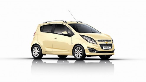Terwijl Chevrolet zich op maakt voor de introductie van de Trax, geven de Amerikanen de Spark tegelijkertijd een facelift. De kleinste uit de familie kan rekenen op een opgefrist exterieur en zijn ver