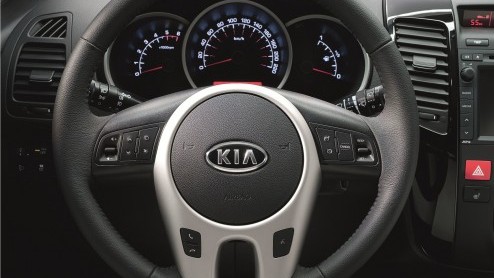 Kia heeft de prijs van de Venga 1.6 CVVT verlaagd. Tevens is de Brooklyn-uitvoering vervangen door de Venga met Navigator Plus Pack. Voor deze speciale uitvoering is nu ook de eenpuntzes benzine lever