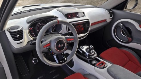 Opvallen met een Soul doe je zo. Kia heeft het doek getrokken van de Trackster, een driedeurs Soul coup conceptauto met 250 pk en vierwielaandrijving. De Soul krijgt namelijk een opvolger en dus is 