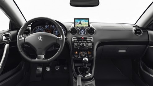 Autotest Peugeot RCZ THP 200, een krachtige versie met kortere versnellingspook, extra geluidsbeleving en een veerpootbrug. Plezier voor twee!