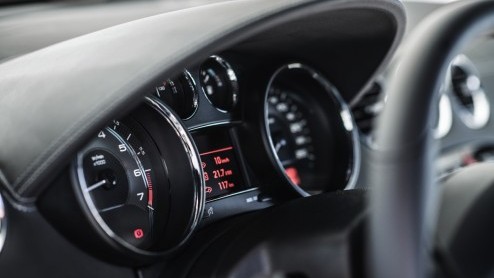 Autotest Peugeot RCZ THP 200, een krachtige versie met kortere versnellingspook, extra geluidsbeleving en een veerpootbrug. Plezier voor twee!