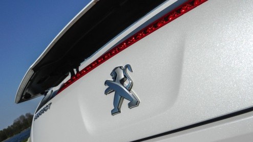 Autotest Peugeot RCZ THP 200, een krachtige versie met kortere versnellingspook, extra geluidsbeleving en een veerpootbrug. Plezier voor twee!