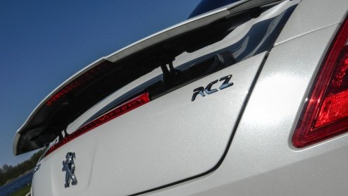 Autotest Peugeot RCZ THP 200, een krachtige versie met kortere versnellingspook, extra geluidsbeleving en een veerpootbrug. Plezier voor twee!