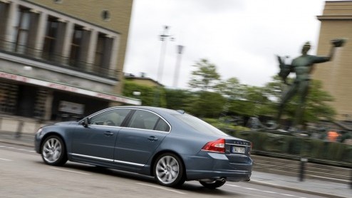 De Volvo S80 haalt weer het nieuws. Waarom? De D5 dieselmotor heeft er extra pks bij gekregen maar werd ook nog zuiniger. Met 129 gram CO2-uitstoot scoort de vijfcilinder voorbeeldig. De Zweden voorz