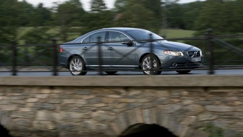 De Volvo S80 haalt weer het nieuws. Waarom? De D5 dieselmotor heeft er extra pks bij gekregen maar werd ook nog zuiniger. Met 129 gram CO2-uitstoot scoort de vijfcilinder voorbeeldig. De Zweden voorz