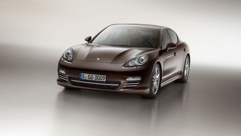 Interesse in een exclusieve uitvoering van de Porsche Panamera? Vanaf eind november staat de Platinum Edition in de showroom met onderscheidende details in platinum silver metallic en extra uitrusting