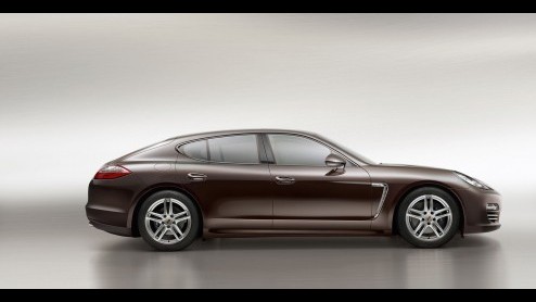 Interesse in een exclusieve uitvoering van de Porsche Panamera? Vanaf eind november staat de Platinum Edition in de showroom met onderscheidende details in platinum silver metallic en extra uitrusting