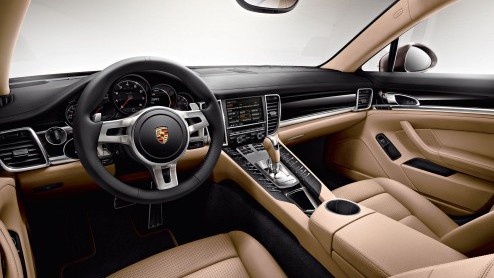Interesse in een exclusieve uitvoering van de Porsche Panamera? Vanaf eind november staat de Platinum Edition in de showroom met onderscheidende details in platinum silver metallic en extra uitrusting
