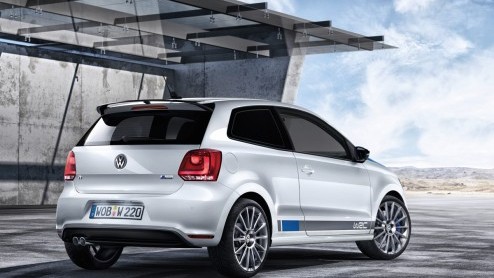 Volkswagen heeft onlangs het doek getrokken van de Polo R WRC Street, een straatversie van de auto waarmee de Duitsers dit jaar het WRC gaan bestormen. Met 220 pk een waar bommetje. Integrale aandrijv