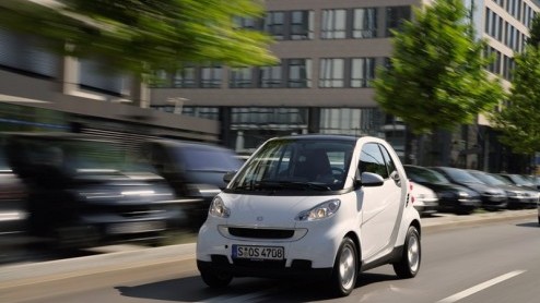 De nieuwe smart fortwo is in de prijzen gevallen. De kekke stadsauto werd gekozen tot Poolauto van het Jaar 2007. De prijs werd uitgereikt tijdens het recent gehouden seminar 'Weg met de kilometerverg