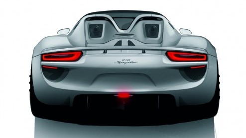 De toekomt van de Porsche 918 Spyder is bijzonder rooskleurig: hij gaat in productie en is iedere snelheidsduivel te bestellen. Tenminste, als je een hele dikke portemonnee hebt. En ruim twee jaar ged