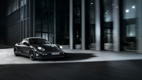 Porsche introduceert de overtreffende trap van de Cayman S en die heet Cayman S Black Edition. Bij deze exclusieve uitvoering in een oplage van 500 stuks voert zwart niet alleen de boventoon, er zit o