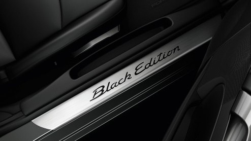 Porsche introduceert de overtreffende trap van de Cayman S en die heet Cayman S Black Edition. Bij deze exclusieve uitvoering in een oplage van 500 stuks voert zwart niet alleen de boventoon, er zit o