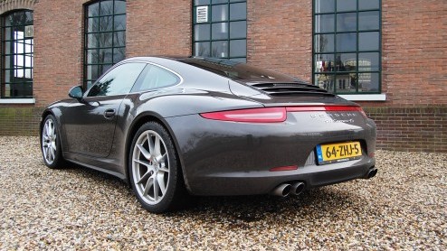 Al snel na het verschijnen van de jongste editie van de 911 Carrera lanceert Porsche de 4 daarop. Met een nieuw systeem van vierwielaandrijving. Maar is dat niet in strijd met het speelse karakter v