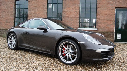Al snel na het verschijnen van de jongste editie van de 911 Carrera lanceert Porsche de 4 daarop. Met een nieuw systeem van vierwielaandrijving. Maar is dat niet in strijd met het speelse karakter v