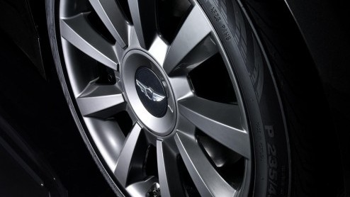 Hyundai vond dat de Genesis sedan nog wel wat extra glamour kon gebruiken. En dus gingen de Koreanen met Prada aan de gang om hun sedan hoogwaardig op te waarderen. Vrijwel alle 1200 exemplaren zijn v