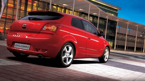 Kia heeft met de ceed opnieuw de smaak te pakken. Deze Koreaan is nu niet alleen in vijfdeurs-uitvoering of Sporty Wagon leverbaar, maar ook in driedeurs pro_ceed. Daarbij ging het merk niet over 