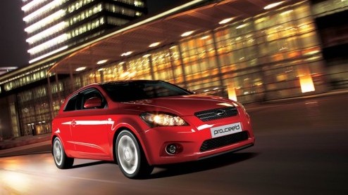 Kia heeft met de ceed opnieuw de smaak te pakken. Deze Koreaan is nu niet alleen in vijfdeurs-uitvoering of Sporty Wagon leverbaar, maar ook in driedeurs pro_ceed. Daarbij ging het merk niet over 