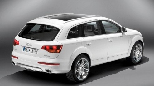 Audi verlegt haar grenzen met de Q7 V12 TDI quattro. Deze monsterlijke SUV heeft de krachtigste diesel ter wereld onder de motorkap. Een 6-liter V12 diesel met 500 pk en maar liefst 1000 Nm aan koppel