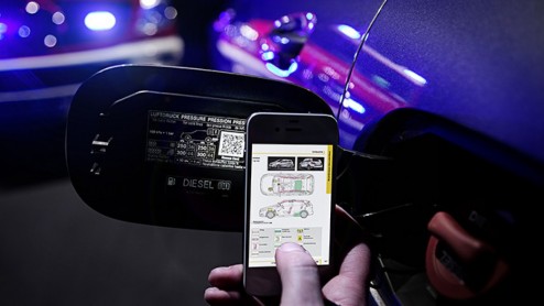 Mercedes-Benz introduceert de QR-code met een veiligheidskaart voor alle modellen vanaf 1979.