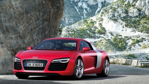 Zoals verwacht heeft Audi een facelift voor de R8 voorbereid. De supersportwagen is optisch bijgewerkt, heeft standaard LED-koplampen en krijgt de beschikking over S tronic. Nieuw in de gelederen is d
