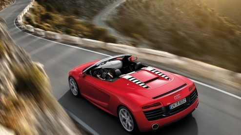 Zoals verwacht heeft Audi een facelift voor de R8 voorbereid. De supersportwagen is optisch bijgewerkt, heeft standaard LED-koplampen en krijgt de beschikking over S tronic. Nieuw in de gelederen is d